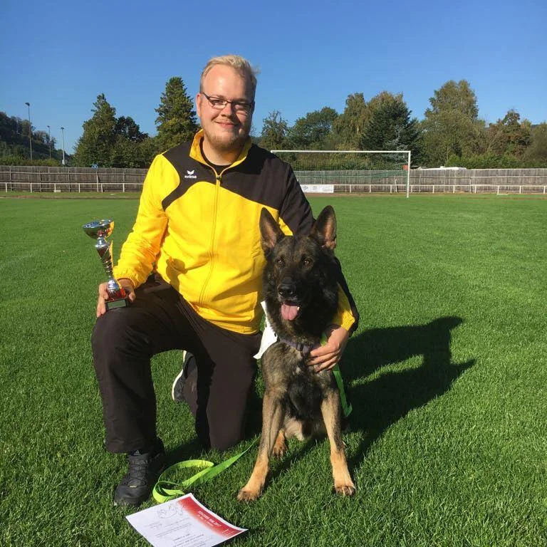 Stefan Torp mit Sporthund auf dem Trainingsplatz