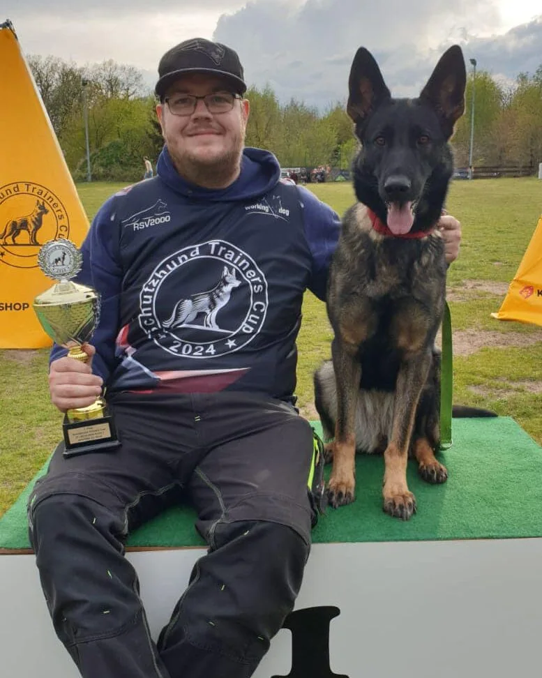 Stefan Torp mit Hund bei einer Veranstaltung